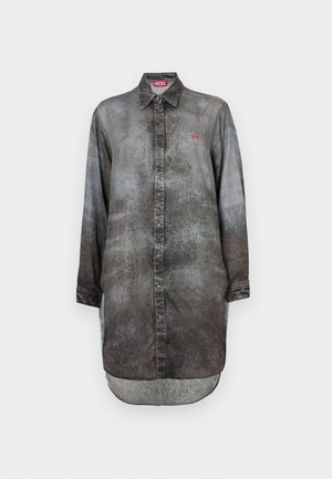 Abito camicia in denim con una tonalità di grigio e nero sbiadita, apertura frontale con bottoni, colletto a punta e orlo curvo. Presenta un piccolo logo rosso.