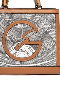Borsa a tracolla in pelle marrone con ampio logo stilizzato "G" e design di una mappa intricata in bianco e nero sul pannello frontale.