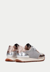 Sneaker mit metallischen Silber- und Roségold-Akzenten, strukturierten Mesh-Panels, weißen Schnürsenkeln und einer Gummisohle mit Logodetails.