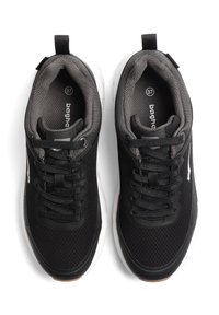 Svarta sportskor i andningsbart mesh, med en texturerad ovandel, snörning och en vit sula med ett uttalat greppmönster.