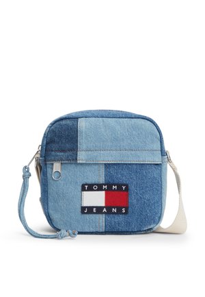 Mała kwadratowa torebka na ramię wykonana z patchworkowego niebieskiego denimu z logo "Tommy Jeans" i białym regulowanym paskiem.