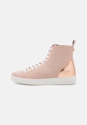 Wysokie sneakersy z jasnoróżowej siateczki z białymi sznurówkami i metalicznym różowo-złotym akcentem na pięcie na białej podeszwie.