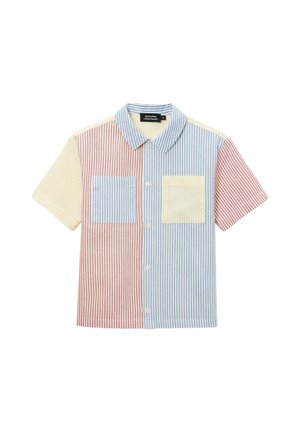 Chemise à manches courtes avec boutons, rayures verticales rouges, bleues et jaunes, munie de deux poches plaquées devant et d’un col classique.