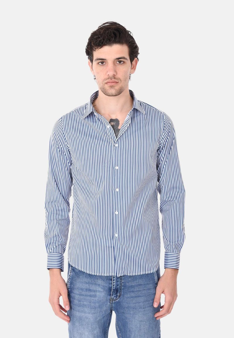 Camicia a righe blu e bianca con colletto, maniche lunghe e vestibilità slim. Indossata con jeans blu, che mostrano uno stile casual.