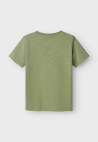Camiseta de manga corta en verde claro, hecha de tela suave con una sutil textura. Presenta un cuello redondo y costuras en las mangas y el dobladillo.