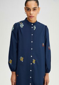 Touché Privé EMBROIDERED DRESS WITH SHELL BUTTON - Vestito lungo - navy blue
