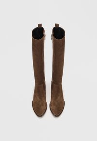 Botas de ante marrón hasta la rodilla con punta afilada y textura suave. Presentan un interior negro y pequeñas lengüetas en la parte superior para facilitar su uso.