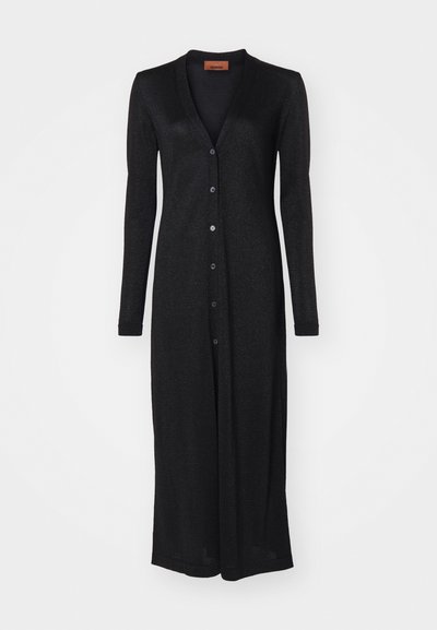 Cárdigan largo negro hecho de una suave tela texturizada con un ligero brillo. Presenta un escote en V, mangas largas y seis botones en el frente.