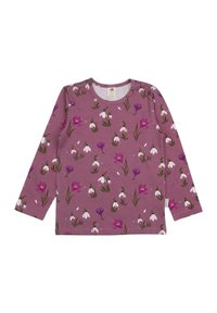 Langärmliges Hemd aus lila Stoff mit einem Blumenmuster, das weiße Schneeglöckchen und lila Blumen zeigt. Rundhalsausschnitt und lockere Passform.