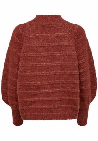 Pull en grosse maille couleur rouille avec des rayures horizontales texturées, poignets côtelés et col rond côtelé.