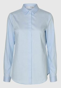 Camicia button-up azzurro chiaro con colletto, maniche lunghe e un tessuto liscio e strutturato. Presenta una linea dritta e una leggera lucentezza.