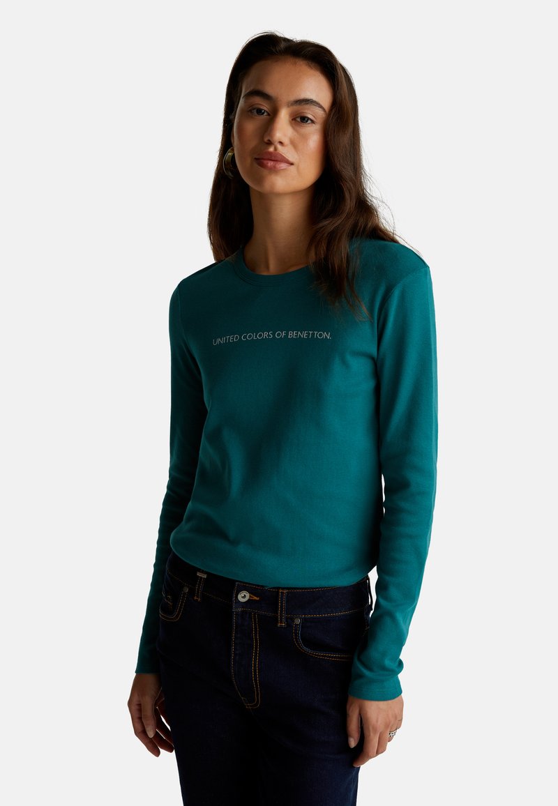 Teal Langarmshirt aus Baumwolle mit Rundhalsausschnitt und gesticktem "United Colors of Benetton"-Text auf der Brust.