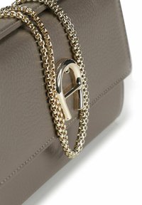 Borsa a tracolla in pelle grigia con trama, caratterizzata da una catena dorata e da una fibbia metallica distintiva a forma di lettera "A".