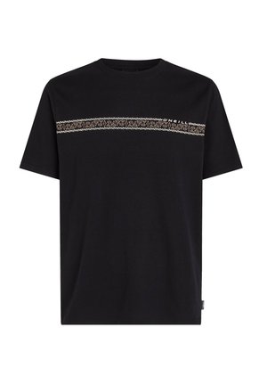 Zwarte katoenen t-shirt met een ronde halslijn, voorzien van een horizontale gestreepte band in beige en bruin over de borst.