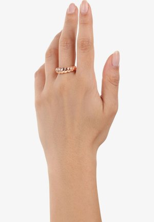 Roze gouden metalen ring met een gevlochten ontwerp en gladde, ronde randen. Geplaatst op een hand met natuurlijke nagels tegen een witte achtergrond.
