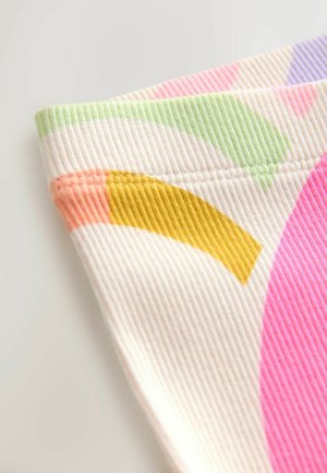 Horný diel z rebrovanej látky v pastelových farbách, s abstraktnými vzormi v ružovej, zelenej, žltej a oranžovej farbe. Detailný záber na lem.