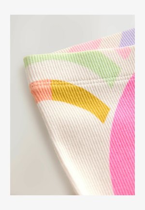 Vrchní díl z žebrované látky v pastelových barvách s abstraktními vzory v růžové, zelené, žluté a oranžové. Detailní záběr na lem.
