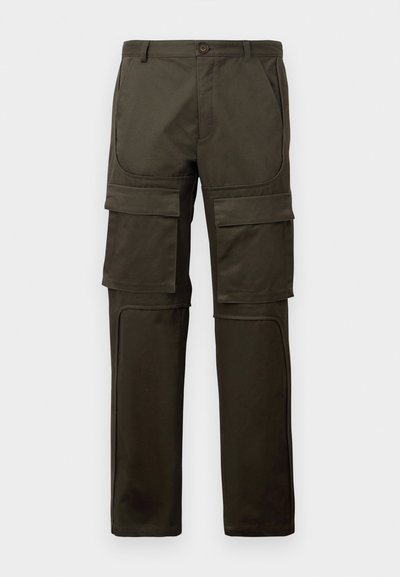 Tumedat oliivrohelised cargo-püksid mitme suure esikoti ja reie taskuga, nööbiga kinni pandud ning õmmeldud põlvetaskudega valge taustal.
