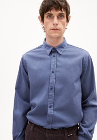 Lange mouwen, button-up overhemd in gedempte blauwe stof. Kenmerkt een kraag, knopen aan de voorkant en een subtiel logo op de linkerborst. Geweven katoen materiaal.