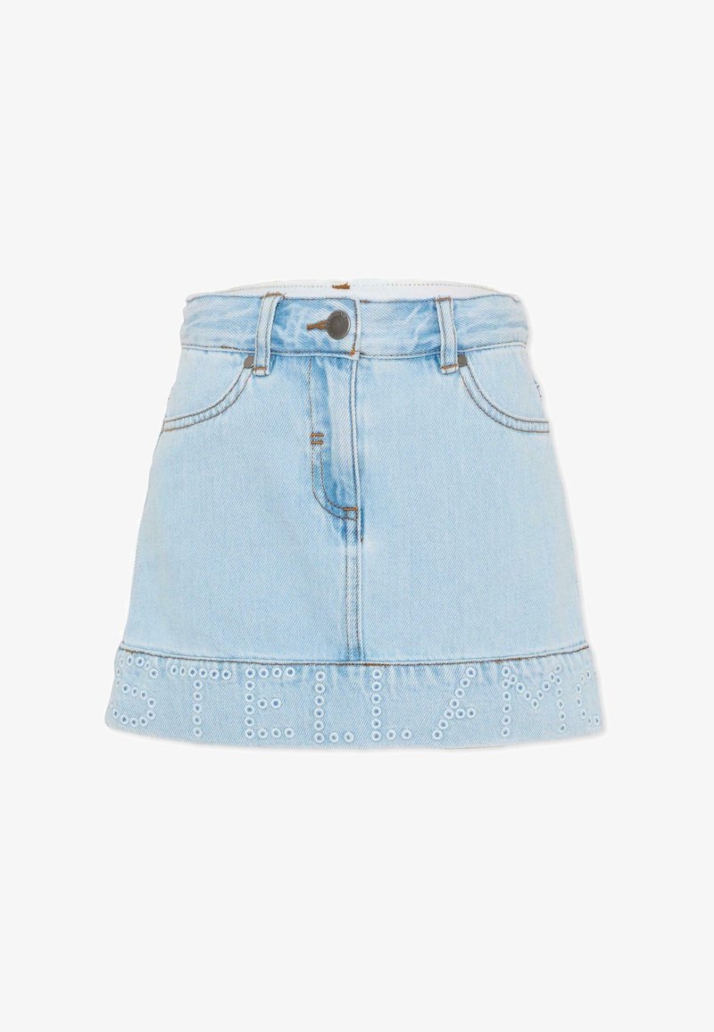 Mini-jupe en denim bleu clair avec bouton sur le devant, poches, passants de ceinture et détails en œillets "STELLA M" le long de l'ourlet.