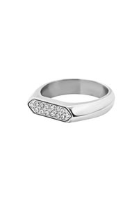 Anillo de plata con una parte superior hexagonal que presenta una fila de pequeñas piedras preciosas transparentes. Banda lisa y pulida con un diseño moderno y geométrico.