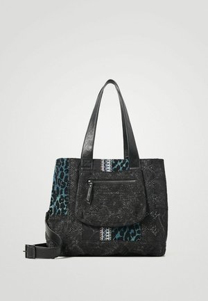 Bolso tote negro con tela texturizada, paneles con estampado de leopardo azul, bolsillo delantero con cremallera y asas de cuero con correa de hombro ajustable.