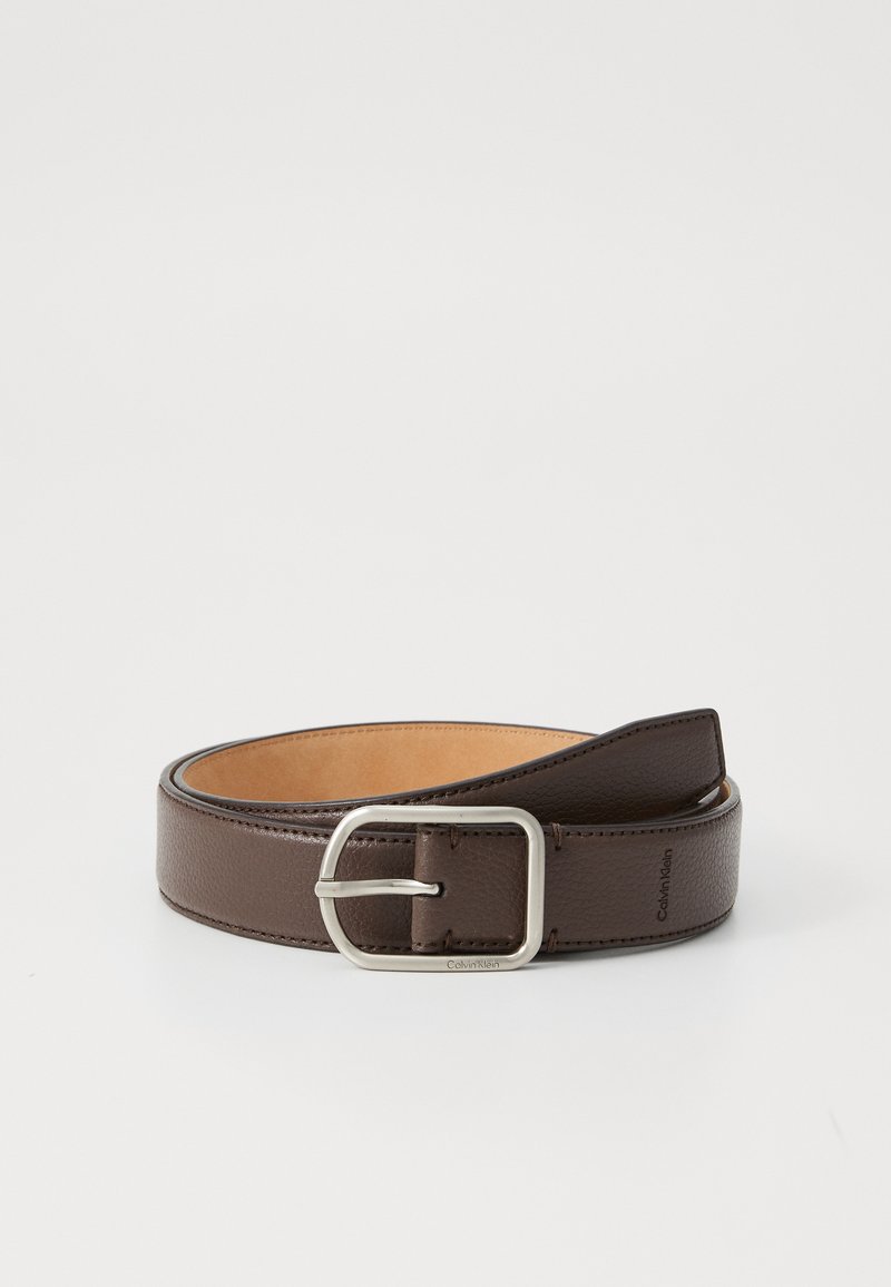 Ceinture en cuir marron avec une texture lisse, boucle rectangulaire argentée et un branding subtil sur la sangle. Le côté intérieur est d'une couleur beige clair.