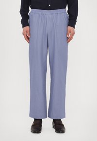 Helle blaue Hose mit elastischem Bund, einem entspannten Schnitt und geraden Beinen. Der Stoff wirkt weich, glatt und leicht.