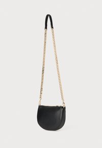 Borsa a tracolla in pelle nera con una forma arrotondata, caratterizzata da una tracolla in catena dorata e chiusura con zip. Texture liscia con dettagli minimi.