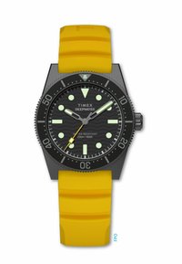 Reloj Timex Deepwater con un dial negro texturizado y marcadores de hora luminosos, alojado en una caja negra, con una brillante correa de silicona amarilla.