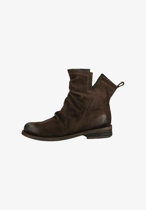 Bottine en daim marron avec talon bas en bois, bout rond, surface texturée, léger froncements et languette à l'arrière.