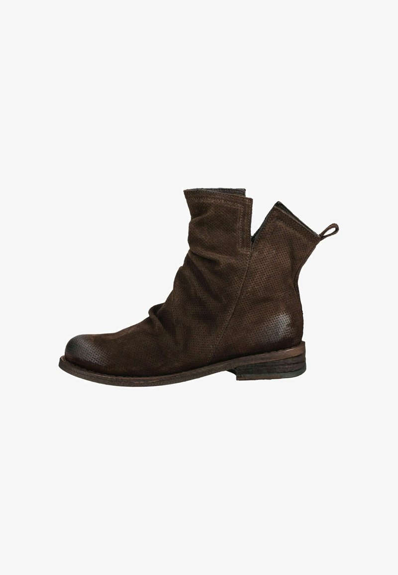 Bottine en daim marron avec talon bas en bois, bout rond, surface texturée, léger froncements et languette à l'arrière.