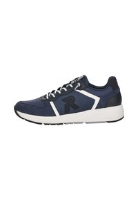 Granatowe buty sportowe z białymi akcentami, teksturowana cholewka, zapięcie na sznurówki, detal logo po boku i amortyzująca biała gumowa podeszwa.