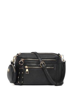 Zwarte gestructureerde leren crossbodytas met gouden ritsen, verstelbare riem, voorvakken en een klein rond muntportemonneetje eraan bevestigd.