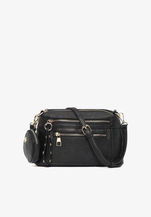 Zwarte gestructureerde leren crossbodytas met gouden ritsen, verstelbare riem, voorvakken en een klein rond muntportemonneetje eraan bevestigd.