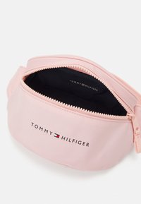 Tommy Hilfiger ESSENTIAL BUMBAG UNISEX - Bältesväska - soft rose