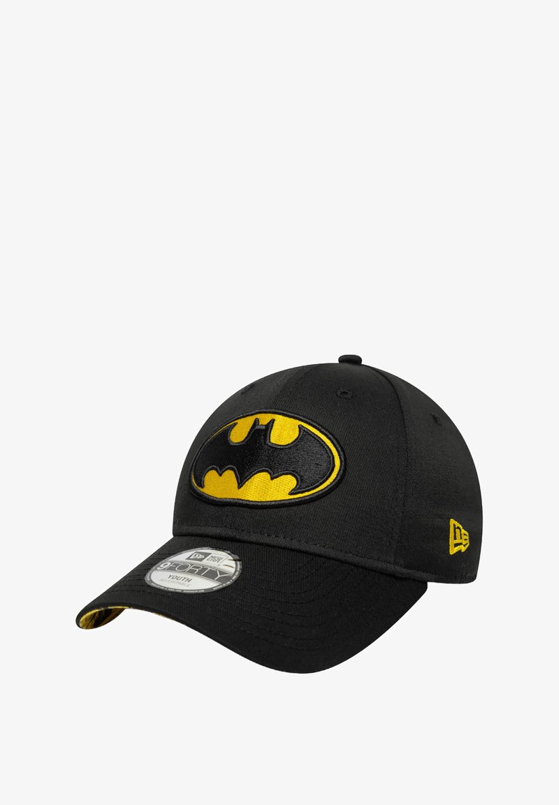 Casquette noire en tissu avec un logo de Batman jaune brodé à l'avant, visière courbée et sangle ajustable.