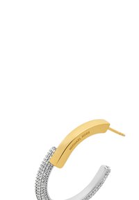 Pendiente de aro en tono dorado con un diseño curvado, que presenta una banda de plata texturizada decorada con brillantes strass y un elegante cierre.