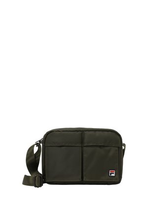 Ciemnozielona, prostokątna torba na ramię z dwoma przednimi kieszeniami i regulowanym paskiem, z małą naszywką z logo Fila.