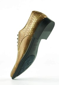 Gouden leren schoen met slangenpatroon, voorzien van een gladde textuur en een zwarte rubberen zool, met een verhoogde hak en vetersluiting.