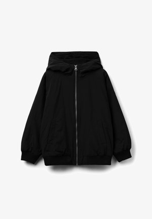 Zwarte hoodiejack met een ritssluiting aan de voorkant, geribbelde boorden en twee zijzakken. Gemaakt van lichtgewicht stof met een gladde textuur.