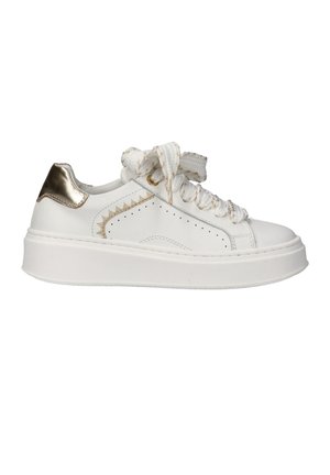 Sneaker bianca a taglio basso con suola spessa, linguetta del tallone in oro metallizzato, dettaglio di cuciture a zigzag dorate e spesse stringhe bianche annodate a fiocco.