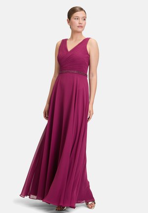 Langes, fließendes Abendkleid in tiefem Pflaumenfarbe, mit plissiertem Oberteil und perlenbesetztem Taillendetail. Glattes Chiffonmaterial mit V-Ausschnitt-Design.