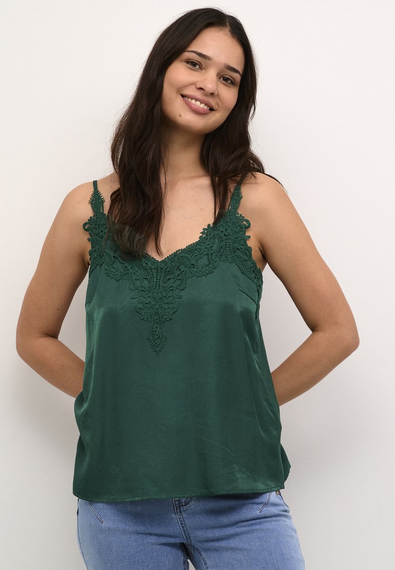 Zelena satenska majica s naramnicami, ki se lahko prilagajajo, in zapletenimi čipkastimi detajli ob dekolteju. Gladka tekstura s sproščenim krojem.