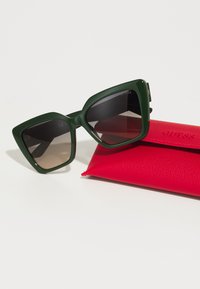 Guess Occhiali da sole - shiny dark green/gradient smoke