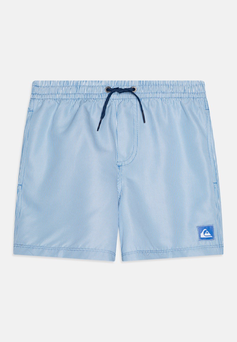 Calções de banho azul claro com finas riscas verticais, cintura elástica, cordão ajustável e um pequeno logótipo no canto inferior.