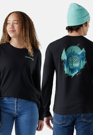 Schwarze Langarm-Shirts mit einem mintgrünen Logo auf der Vorderseite und einem bergbezogenen Grafikdesign auf der Rückseite, aus weichem, leichtem Stoff.