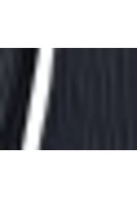 Tmavá látka s vertikální žebrovanou strukturou, která má výrazný bílý pruh běžící vertikálně a vytváří barevný kontrast.