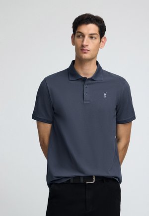 Marineblaues Poloshirt aus glattem Stoff, ausgestattet mit einem klassischen Kragen, einer Drei-Knopf-Leiste und einem kleinen weißen gestickten Logo auf der Brust.