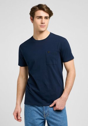 Marineblauwe katoenen t-shirt met korte mouwen, ronde hals en een borstzak. Bevat een klein label dat op de zak is gestikt.